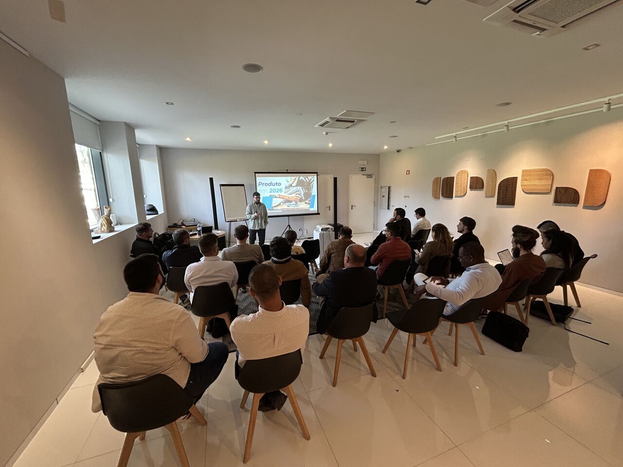Standvirtual Academy workshop with a presenter speaking to a seated group